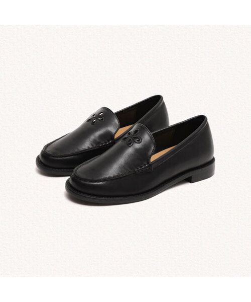 MAC MOC(マックモック)の「フロー フラワー ワンポイント ローファー_4カラー 2cm(その他シューズ・レディース・ブラウン/キャメル/ブラック/アイボリー・22.5cm/23cm/23.5cm/24cm/24.5cm/25cm)」の1枚目の写真