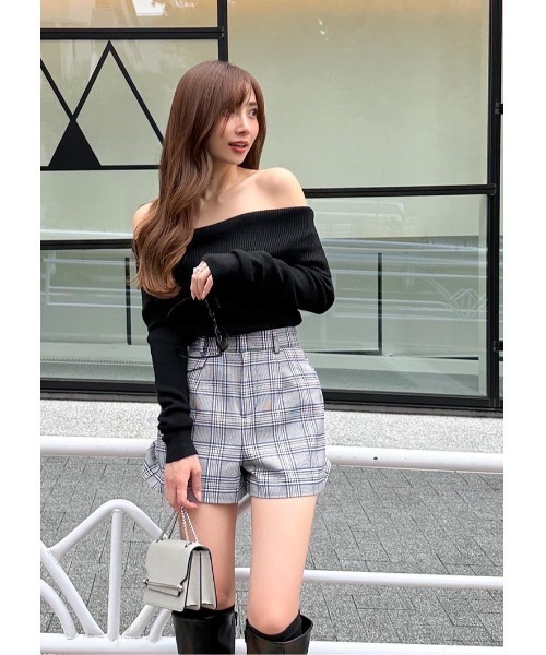 LUDICRUM(ルーディクルム)の「Off shoulder knit top(ニット/セーター・レディース・アイボリー/ブラック/ボルドー・FREE)」の2枚目の写真