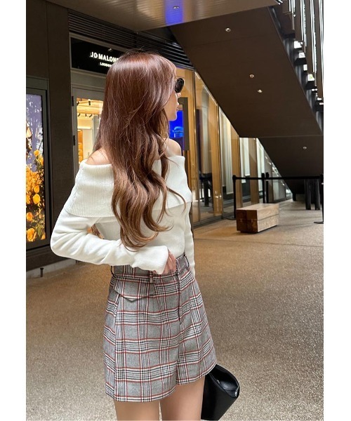 LUDICRUM(ルーディクルム)の「Off shoulder knit top(ニット/セーター・レディース・アイボリー/ブラック/ボルドー・FREE)」の6枚目の写真