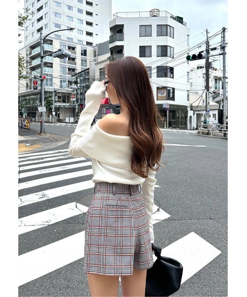 LUDICRUM(ルーディクルム)の「Off shoulder knit top(ニット/セーター・レディース・アイボリー/ブラック/ボルドー・FREE)」の9枚目の写真