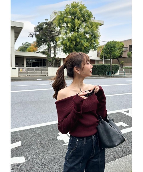 LUDICRUM(ルーディクルム)の「Off shoulder knit top(ニット/セーター・レディース・アイボリー/ブラック/ボルドー・FREE)」の12枚目の写真