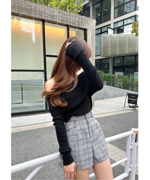 LUDICRUM(ルーディクルム)の「Off shoulder knit top(ニット/セーター・レディース・アイボリー/ブラック/ボルドー・FREE)」の10枚目の写真