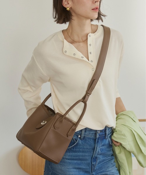 ANGIE（アンジー）の「【ポーチ付き】2WAY ショルダーバッグ（ショルダーバッグ・レディース・ブラック/ブラウン・FREE）」の2枚目の写真