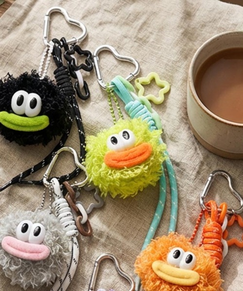 VitaFelice（ヴィータフェリーチェ）の「カラフルモンスター ファーキーホルダー（コードストラップ付き バッグチャーム）（チャーム・レディース・ブラウン/グリーン/パープル/オレンジ/ブラック/グレー・FREE）」の5枚目の写真