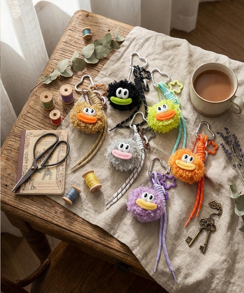 VitaFelice（ヴィータフェリーチェ）の「カラフルモンスター ファーキーホルダー（コードストラップ付き バッグチャーム）（チャーム・レディース・ブラウン/グリーン/パープル/オレンジ/ブラック/グレー・FREE）」の9枚目の写真