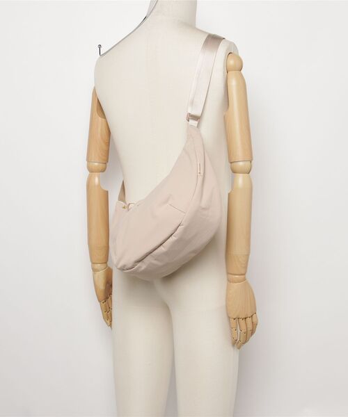 GREGORY（グレゴリー）の「スージーハーフムーンショルダーM SUSZY HALFMOON SHOULDER M クリームブリュレ（ショルダーバッグ・レディース・ベージュ系・ONE SIZE）」の2枚目の写真