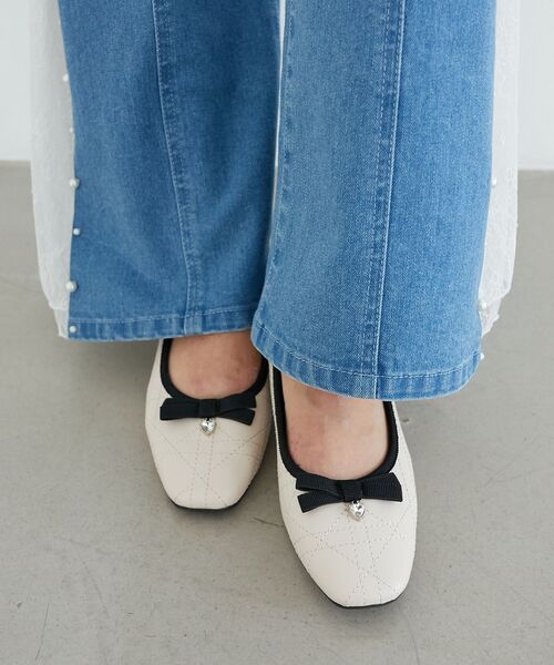 MAJESTIC LEGON(マジェスティックレゴン)の「キルティングリボンパンプス(サンダル・レディース・アイボリー/ブラック・X-LARGE/LARGE/MEDIUM/SMALL)」の5枚目の写真