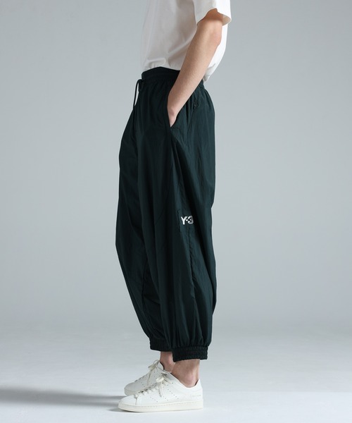 Y-3(ワイスリー)の「Y-3 RAW EDGE 3 STRIPES NYLON SHELL PANTS(その他パンツ・メンズ・グリーン系その他・X-LARGE/LARGE/MEDIUM/SMALL/X-SMALL)」の2枚目の写真