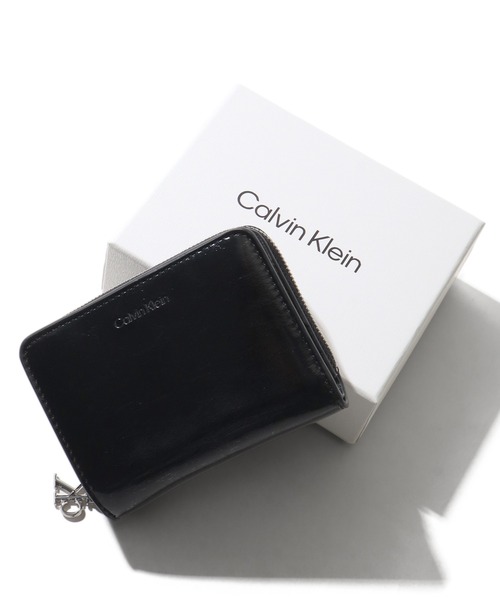 【Calvin Klein/カルバンクライン】CK METALLIC FLAP ZIP AROUND / ワンポイント メタリック フラップジップ ウォレット