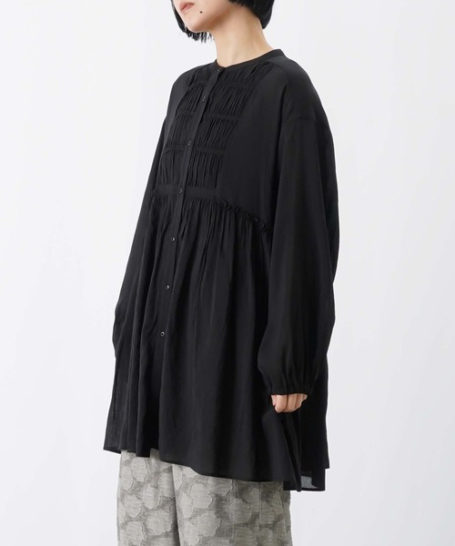 LUCA/LADY LUCK LUCA(ルカ/レディラックルカ)の「LC/LLL シャーリングギャザーチュニックブラウス(シャツ/ブラウス・レディース・アイボリー/ブラック・FREE)」の2枚目の写真