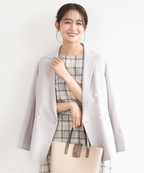 MK MICHEL KLEIN(エムケーミッシェルクラン)の「バイオヴィンテージツイル ダブルブレストジャケット/接触冷感/UVカット/速乾/洗える(テーラードジャケット・レディース・ネイビー/グレイッシュベージュ・38)」の2枚目の写真