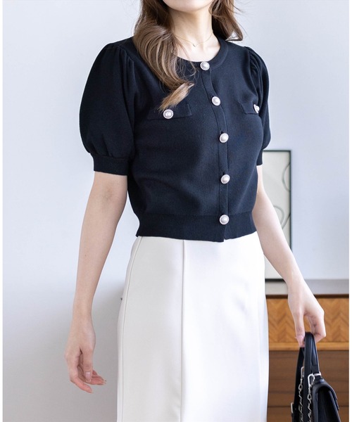 CLEAR BASIC（クリアベーシック）の「パフスリーブビジューボタンニットカーディガン[骨格ウェーブ オフィスカジュアル フェミニン 上品]（カーディガン/ボレロ・レディース・ライトグレー/レッド/ブラック/オフホワイト・F）」の2枚目の写真