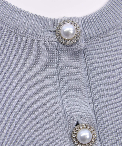 CLEAR BASIC（クリアベーシック）の「パフスリーブビジューボタンニットカーディガン[骨格ウェーブ オフィスカジュアル フェミニン 上品]（カーディガン/ボレロ・レディース・ライトグレー/レッド/ブラック/オフホワイト・F）」の5枚目の写真