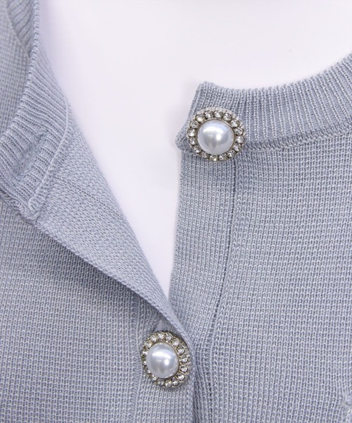 CLEAR BASIC（クリアベーシック）の「パフスリーブビジューボタンニットカーディガン[骨格ウェーブ オフィスカジュアル フェミニン 上品]（カーディガン/ボレロ・レディース・ライトグレー/レッド/ブラック/オフホワイト・F）」の13枚目の写真