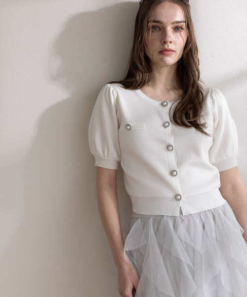 CLEAR BASIC（クリアベーシック）の「パフスリーブビジューボタンニットカーディガン[骨格ウェーブ オフィスカジュアル フェミニン 上品]（カーディガン/ボレロ・レディース・ライトグレー/レッド/ブラック/オフホワイト・F）」の18枚目の写真