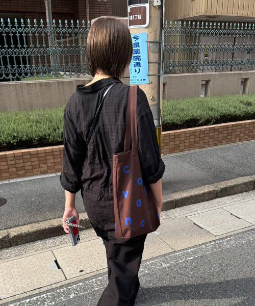 COLLAGEVACANCE(コラージュバカンス)の「Logo Alphabet Cotton Bag (Brown)(エコバッグ/サブバッグ・レディース・その他・FREE)」の4枚目の写真