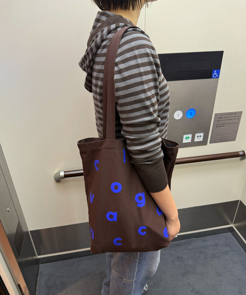 COLLAGEVACANCE(コラージュバカンス)の「Logo Alphabet Cotton Bag (Brown)(エコバッグ/サブバッグ・レディース・その他・FREE)」の6枚目の写真
