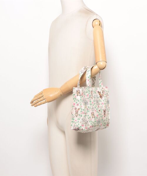 Cath Kidston(キャスキッドソン)の「tokidoki スモール ブックバッグ Tokidoki Paper Dresses(ハンドバッグ・レディース・アイボリー・FREE)」の2枚目の写真