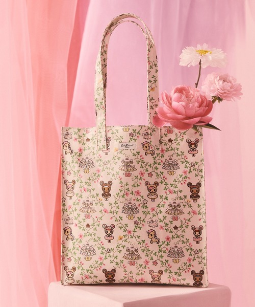 Cath Kidston(キャスキッドソン)の「tokidoki ラージ ブックバッグ Tokidoki Paper Dresses(トートバッグ・レディース・アイボリー・FREE)」の1枚目の写真