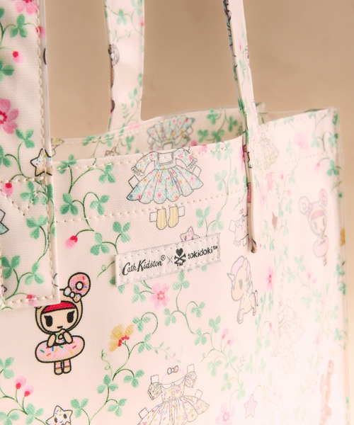 Cath Kidston(キャスキッドソン)の「tokidoki ラージ ブックバッグ Tokidoki Paper Dresses(トートバッグ・レディース・アイボリー・FREE)」の4枚目の写真