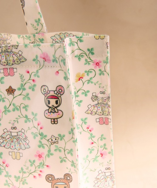 Cath Kidston(キャスキッドソン)の「tokidoki ラージ ブックバッグ Tokidoki Paper Dresses(トートバッグ・レディース・アイボリー・FREE)」の3枚目の写真