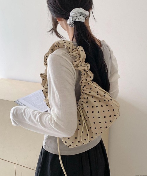 VIBGYOR（ヴィブジョー）の「Liaa/ドット くしゅくしゅ ハンド ショルダー バッグ A18781（ショルダーバッグ・レディース・ホワイト/ブラック/ピンク/ベージュ・FREE）」の6枚目の写真