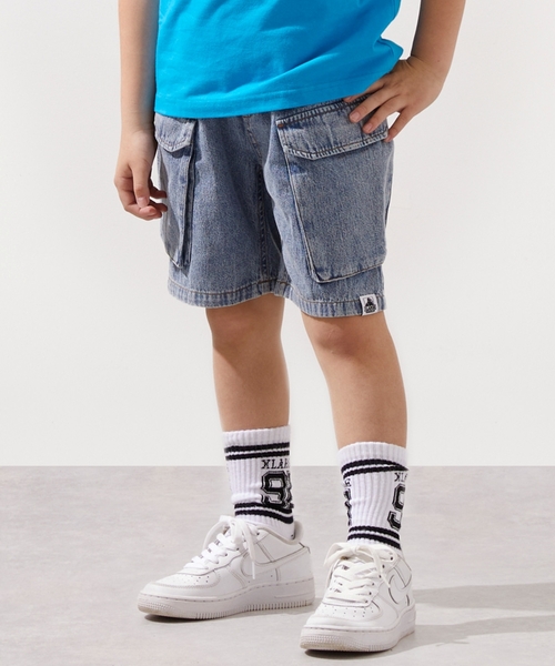 XLARGE KIDS(エクストララージキッズ)の「ケミカルウォッシュ デニムカーゴハーフパンツ(デニムパンツ・キッズ・ライトブルー/ブラック・120cm/140cm/90cm/100cm/110cm/130cm)」の1枚目の写真
