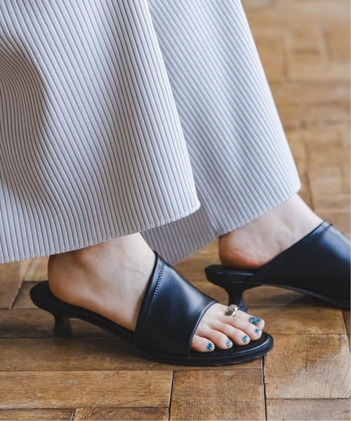 LE VERNIS(ル・ベルニ)の「《追加》LE VERNIS/ルベル二 Toe ring sandals(サンダル・レディース・ブラック・24.5cm/24cm/23.5cm/23cm)」の11枚目の写真