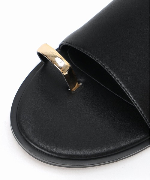 LE VERNIS(ル・ベルニ)の「《追加》LE VERNIS/ルベル二 Toe ring sandals(サンダル・レディース・ブラック・24.5cm/24cm/23.5cm/23cm)」の2枚目の写真