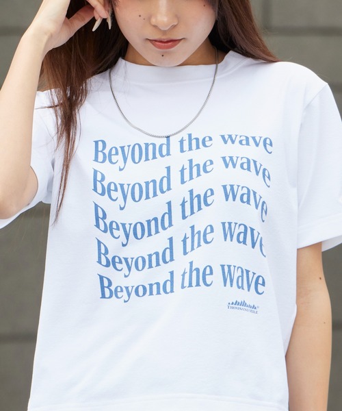 THOUSAND MILE(サウザンドマイル)の「THOUSAND MILE/サウザンドマイル SHORT SLEEVE COMPACT PRINT T-SHIRT 秋 秋服 2026年秋冬(Tシャツ/カットソー・レディース・ホワイト/ブラック/ブラウン・FREE)」の1枚目の写真