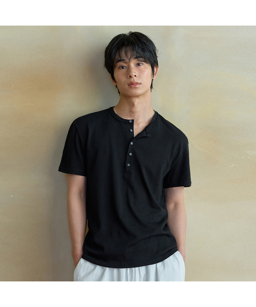 WEDNESDAY OASIS(ウェンズデーオアシス)の「ヴィンテージヘンリーネック半袖Tシャツ_3COLOR(WB6TP27)(Tシャツ/カットソー・メンズ・ブラック/アイボリー/カーキ・MEDIUM/LARGE)」の1枚目の写真