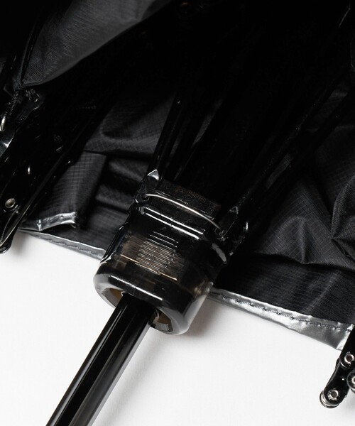 UNITED ARROWS(ユナイテッドアローズ)の「<GODO DESIGN>POCKESOL/晴雨兼用 折りたたみ傘(長傘・メンズ・ブラック/シルバー・FREE)」の21枚目の写真