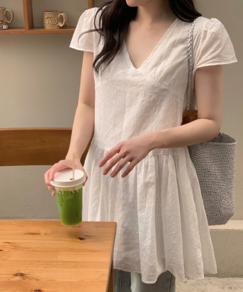 AMAJI(アマジ)の「レース刺繍 キャミソールワンピース(ワンピース・レディース・ホワイト・FREE)」の3枚目の写真