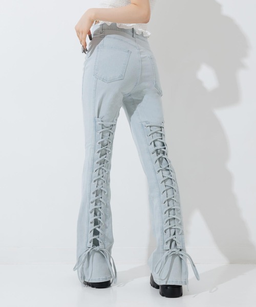 ANAP(アナップ)の「バックレースアップ ストレッチ フレアデニムパンツ(デニムパンツ・レディース・ブルー/ライトブルー・S/M)」の2枚目の写真
