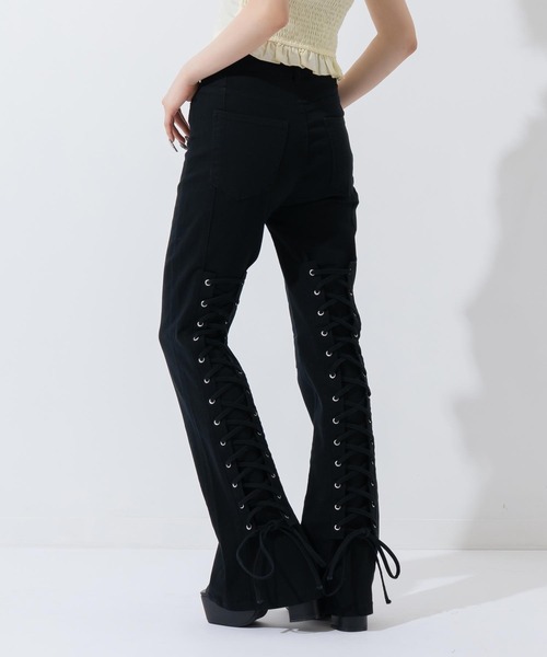 ANAP(アナップ)の「バックレースアップ ストレッチ フレアデニムパンツ(デニムパンツ・レディース・ブルー/ライトブルー/ブラック・S/M)」の2枚目の写真