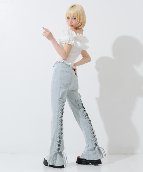 ANAP(アナップ)の「バックレースアップ ストレッチ フレアデニムパンツ(デニムパンツ・レディース・ブルー/ライトブルー・S/M)」の18枚目の写真