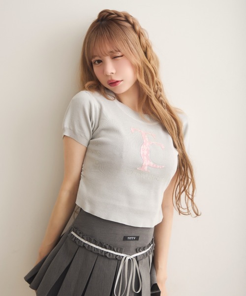 TITTY&CO.(ティティーアンドコー)の「ラインストーンロゴコンパクトTee(Tシャツ/カットソー・レディース・ホワイト/ブラック/グレー・FREE)」の1枚目の写真