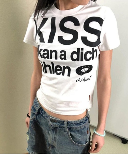 MAISON DE THERESE(メゾン ド テレーズ)の「KISS プリントロゴグラフィックTシャツ(Tシャツ/カットソー・レディース・White/ブルー・M)」の2枚目の写真