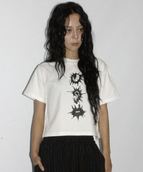 DEMARC(ドゥマーク)の「eerie graphic crop short sleeve tee white(Tシャツ/カットソー・レディース・ホワイト・MEDIUM/LARGE)」の2枚目の写真
