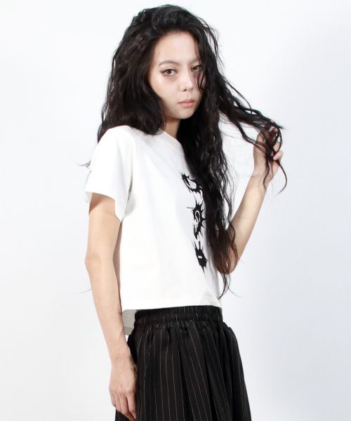 DEMARC(ドゥマーク)の「eerie graphic crop short sleeve tee white(Tシャツ/カットソー・レディース・ホワイト・MEDIUM/LARGE)」の10枚目の写真