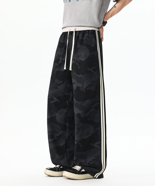neos（ネオス）の「【neos】カモフラ柄 シャカシャカ サイドライン トラックパンツ ワイドパンツ メンズ レディース ルーズシルエット イージーパンツ ユニセックス（スウェットパンツ・メンズ・ホワイト/ブラック・MEDIUM/LARGE/X-LARGE）」の2枚目の写真