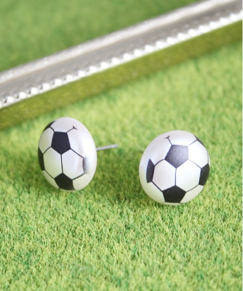 MILLION CARATS（ミリオンカラッツ）の「【Luccica】 - サッカーボールピアス - 耳元に遊び心を添える、スポーツモチーフのミニアクセサリー（ピアス（両耳用）・レディース・オフホワイト・FREE）」の2枚目の写真