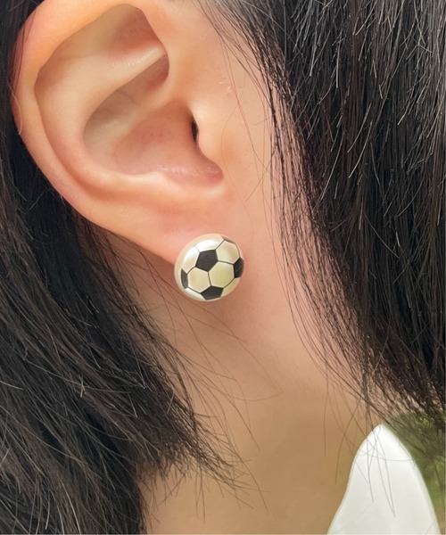MILLION CARATS（ミリオンカラッツ）の「【Luccica】 - サッカーボールピアス - 耳元に遊び心を添える、スポーツモチーフのミニアクセサリー（ピアス（両耳用）・レディース・オフホワイト・FREE）」の4枚目の写真