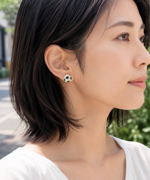 MILLION CARATS（ミリオンカラッツ）の「【Luccica】 - サッカーボールピアス - 耳元に遊び心を添える、スポーツモチーフのミニアクセサリー（ピアス（両耳用）・レディース・オフホワイト・FREE）」の5枚目の写真
