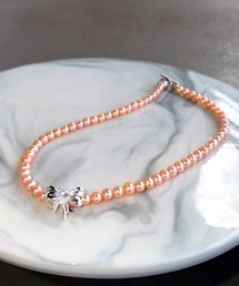 Auralyn（オーラリン）の「Big Ribbon Pearl Necklace(ORANGE)（ネックレス）」