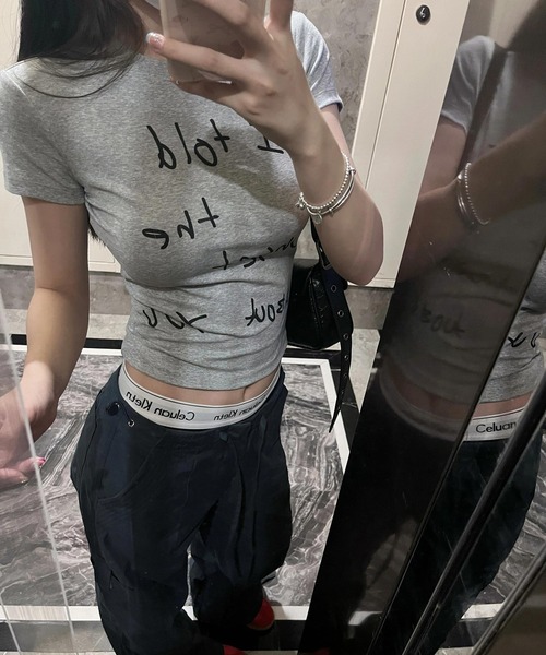 HALEY PESCA（ヘーリーペスカ）の「HALEY PESCA/Y2K レタリングプリント スリムTシャツ（Tシャツ/カットソー・レディース・グレー・SMALL）」の2枚目の写真