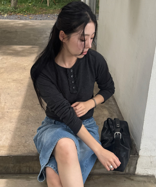 PLAC WOMEN(プレイス・ウィメン)の「フリルヘンリーネックスリムクロップドニットチャコール(ニット/セーター・レディース・チャコール・SMALL/MEDIUM)」の2枚目の写真