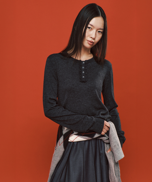 PLAC WOMEN(プレイス・ウィメン)の「フリルヘンリーネックスリムクロップドニットチャコール(ニット/セーター・レディース・チャコール・SMALL/MEDIUM)」の3枚目の写真