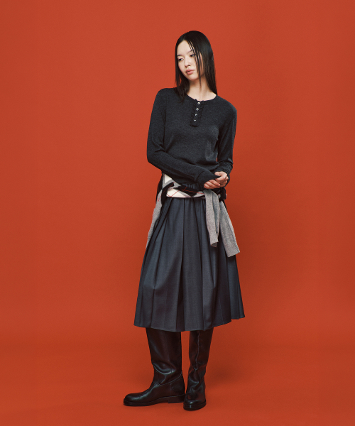 PLAC WOMEN(プレイス・ウィメン)の「フリルヘンリーネックスリムクロップドニットチャコール(ニット/セーター・レディース・チャコール・SMALL/MEDIUM)」の4枚目の写真