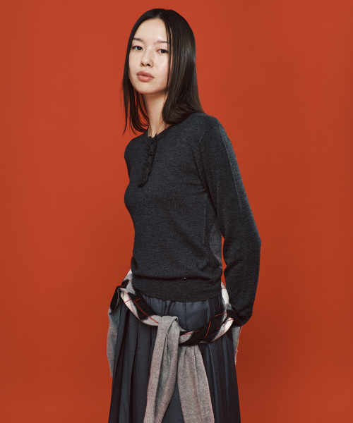 PLAC WOMEN(プレイス・ウィメン)の「フリルヘンリーネックスリムクロップドニットチャコール(ニット/セーター・レディース・チャコール・SMALL/MEDIUM)」の5枚目の写真
